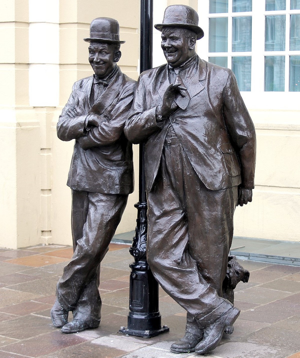 Statues_of_Stan_Laurel_and_Oliver_Hardy